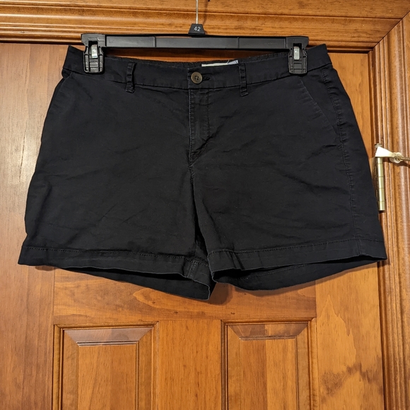Old Navy Mid-Rise Black Everyday Shorts - Picture 1 of 2
